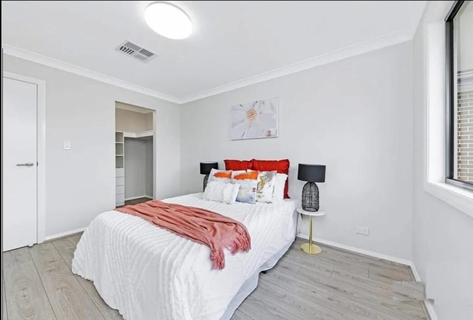 Center of Rouse Hill house with back yd Villa in Sydney