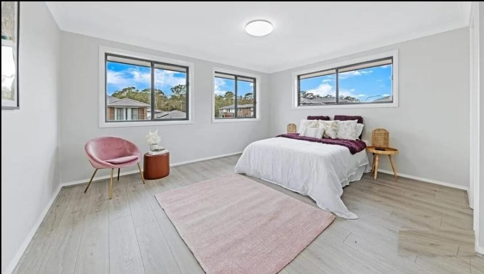 Center of Rouse Hill house with back yd Villa in Sydney