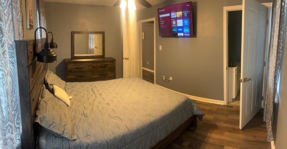 Bed, TV and multimedia, Photo of the whole room, Bedroom