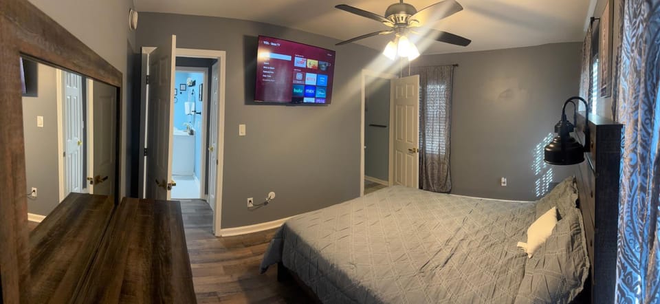 Bed, TV and multimedia, Photo of the whole room, Bedroom