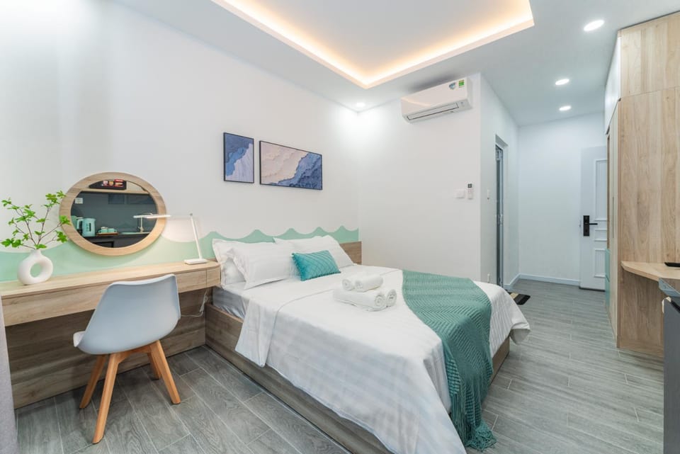 Photo of the whole room, Bedroom, wardrobe, air conditioner