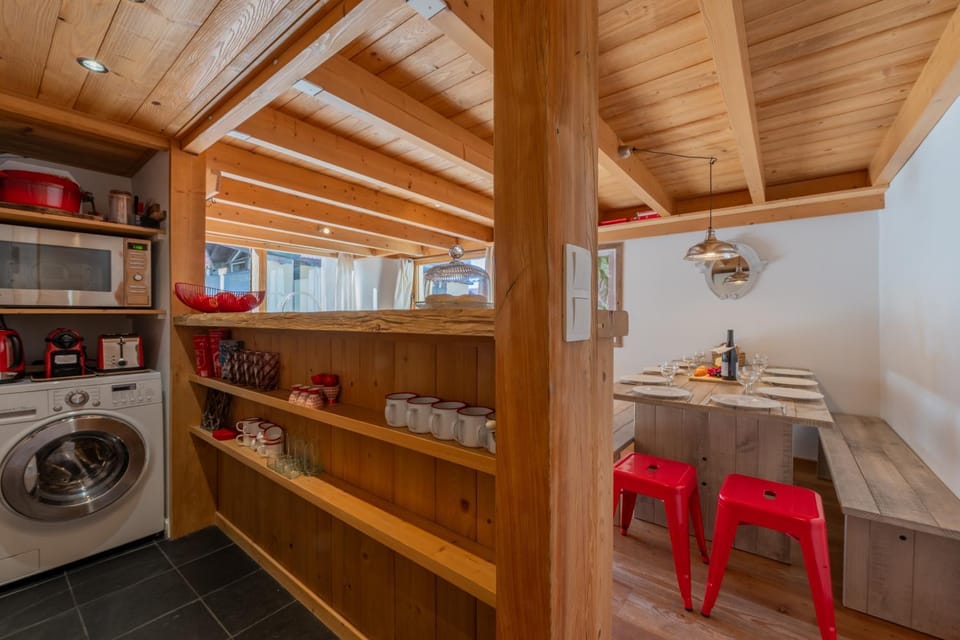 Kitchen or kitchenette, Dining area