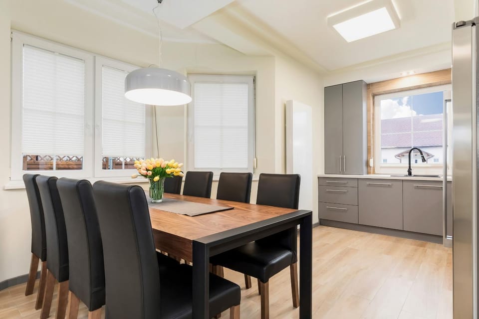 Kitchen or kitchenette, Seating area, Dining area