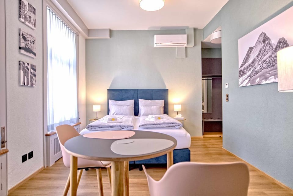 Bed, Living room, Photo of the whole room, Seating area, Dining area, Bedroom, air conditioner