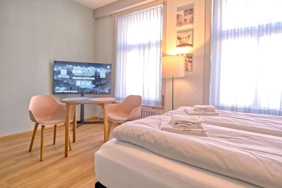 Bed, TV and multimedia, Photo of the whole room, Bedroom