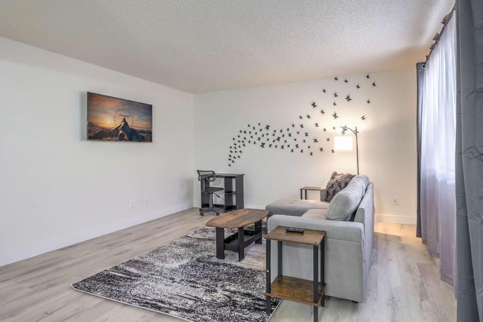 Modern Comfort Near Vegas Attractions! Sleeps 6! House in North Las Vegas