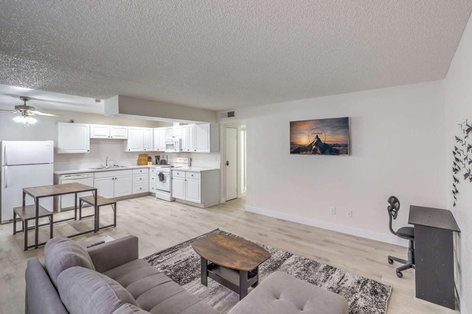 Modern Comfort Near Vegas Attractions! Sleeps 6! House in North Las Vegas
