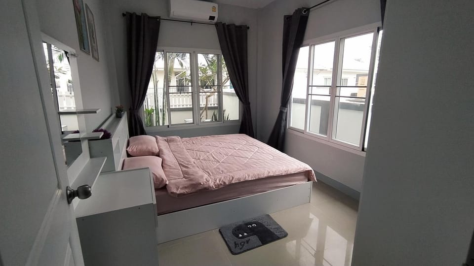 View (from property/room), View (from property/room), Bedroom