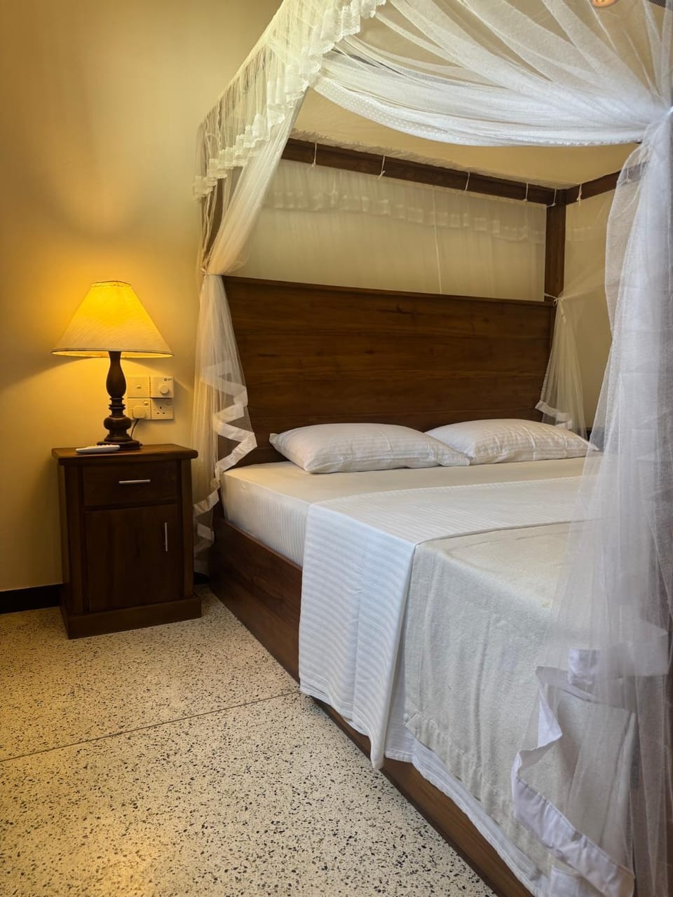 White on White Bed and Breakfast in Hikkaduwa