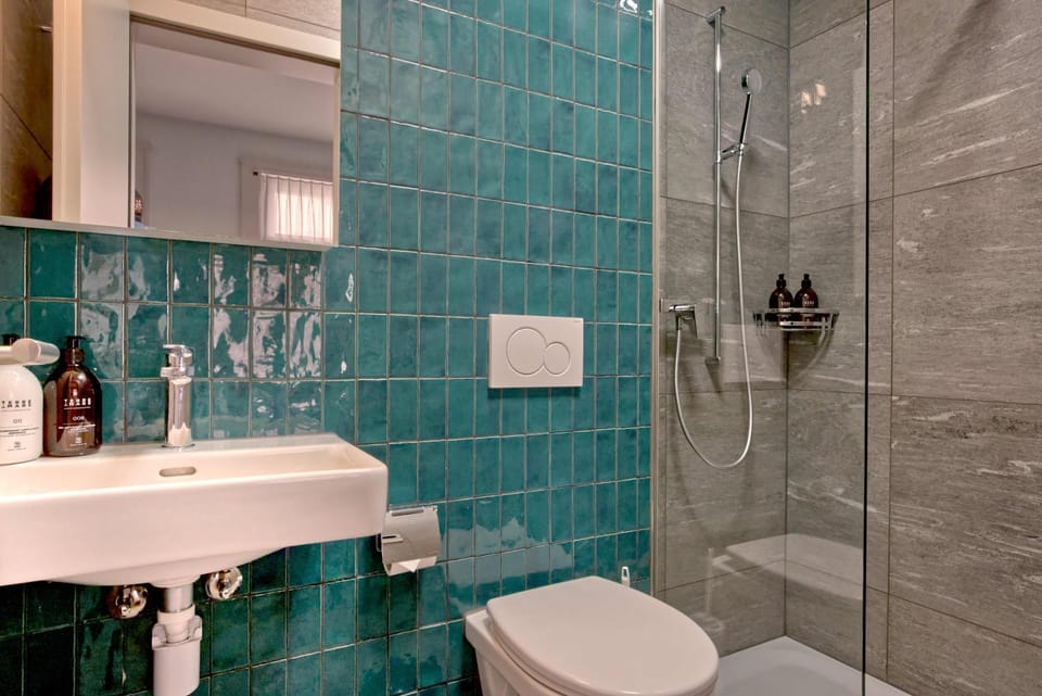 Shower, Toilet, Bathroom, towels