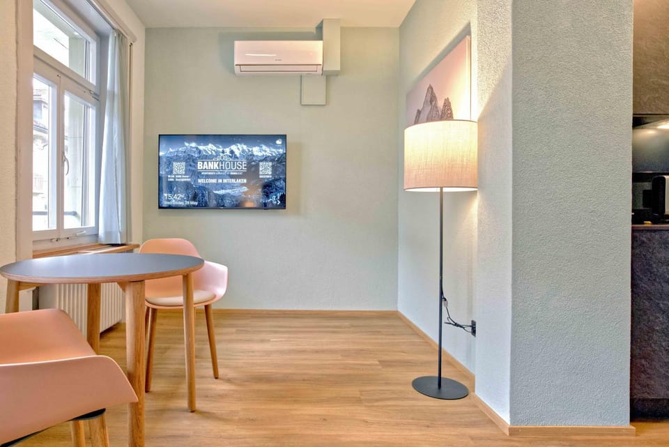 TV and multimedia, Living room, Seating area, Dining area, air conditioner