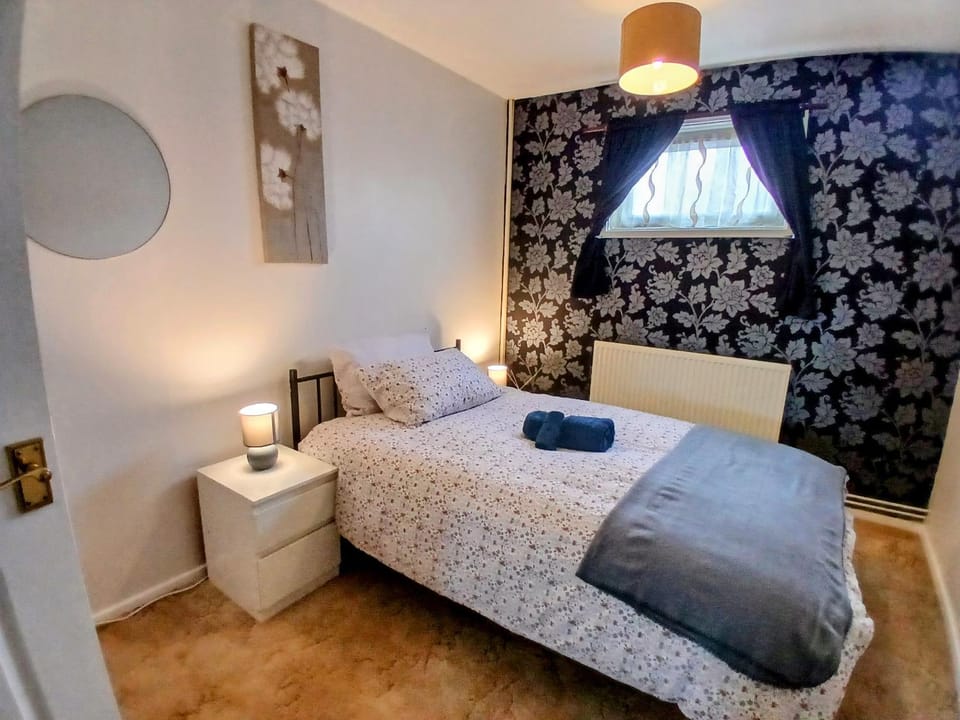 Bed, Photo of the whole room, Bedroom, towels