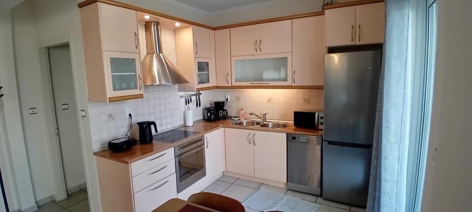 Coffee/tea facilities, Kitchen or kitchenette, dishwasher, oven, toaster
