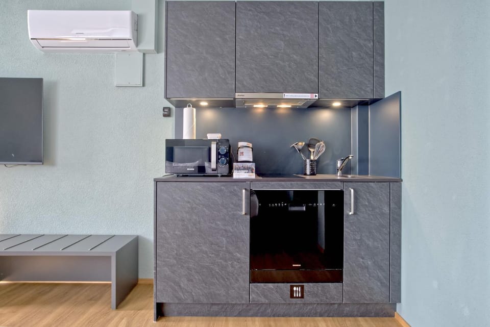 Coffee/tea facilities, Kitchen or kitchenette, stove