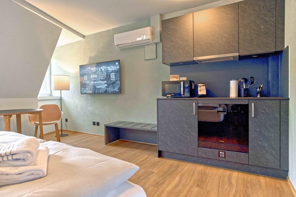 Bed, TV and multimedia, Kitchen or kitchenette, Living room, Photo of the whole room, Seating area, Dining area, Bedroom