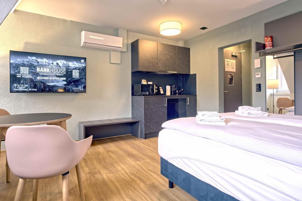 Bed, TV and multimedia, Kitchen or kitchenette, Photo of the whole room, Dining area, Bedroom, air conditioner