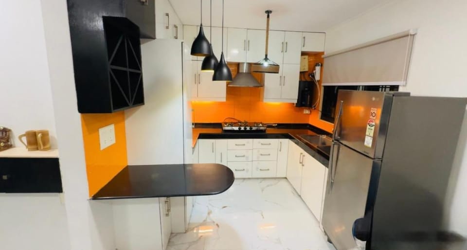 Kitchen or kitchenette, minibar, oven
