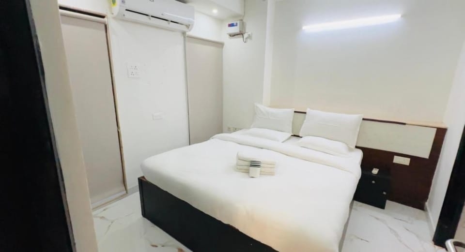 Bed, Photo of the whole room, Bedroom, towels, wardrobe, air conditioner