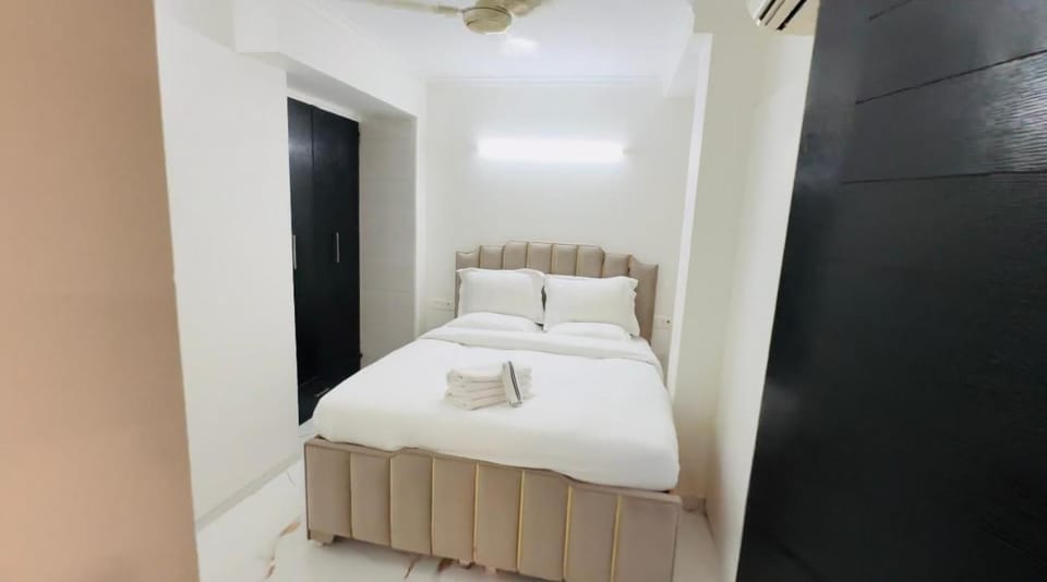 Bed, Photo of the whole room, Bedroom, towels