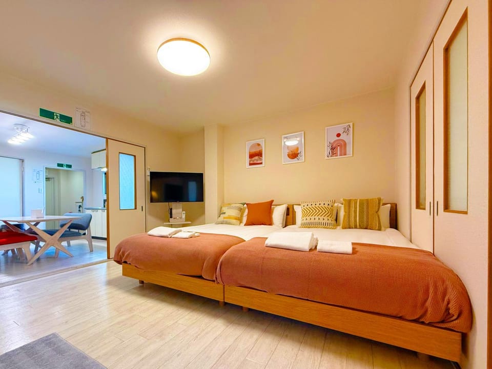 Bed, TV and multimedia, Living room, Photo of the whole room, Seating area, Bedroom, towels