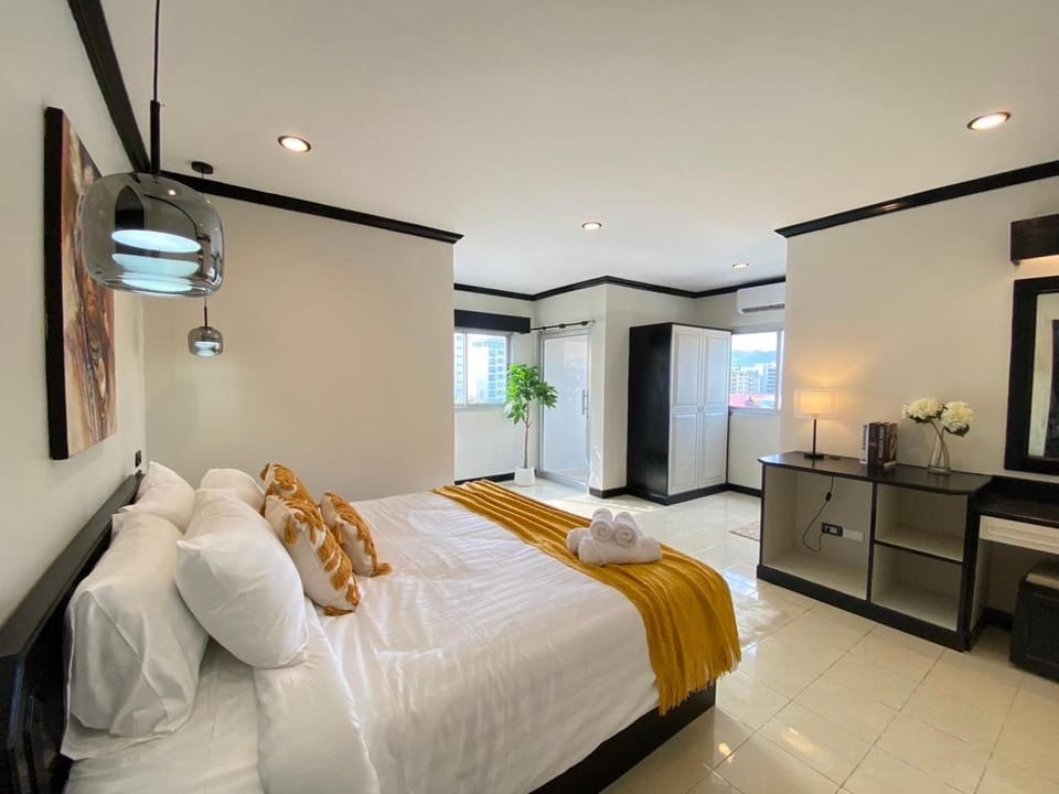 Bed, Photo of the whole room, Bedroom, towels