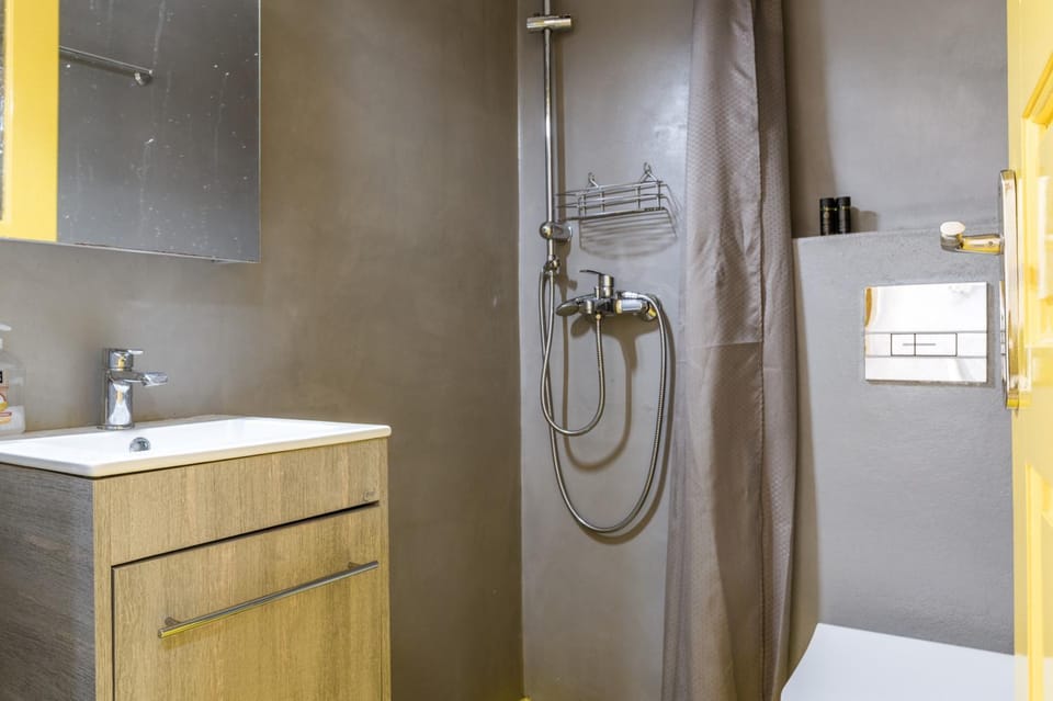 Bathroom, Living room