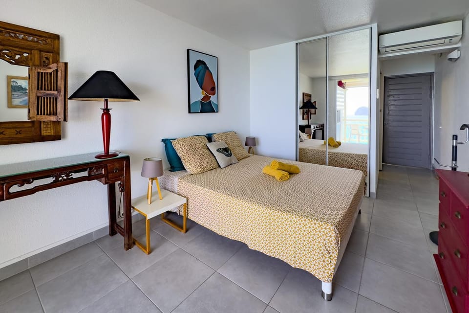 Bed, Living room