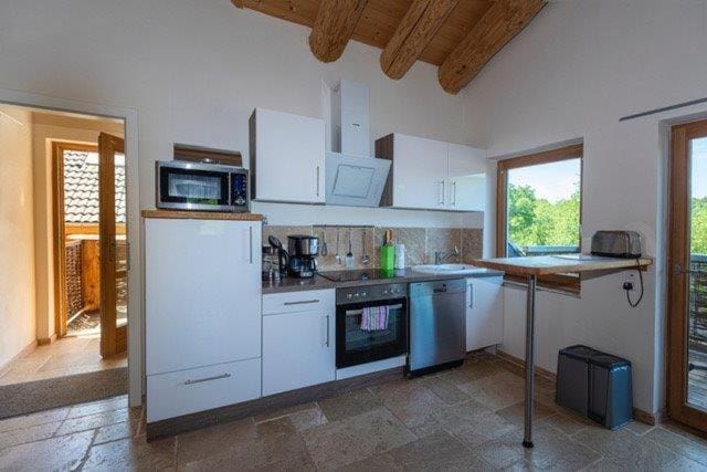 Coffee/tea facilities, Kitchen or kitchenette, dishwasher, oven, stove, toaster
