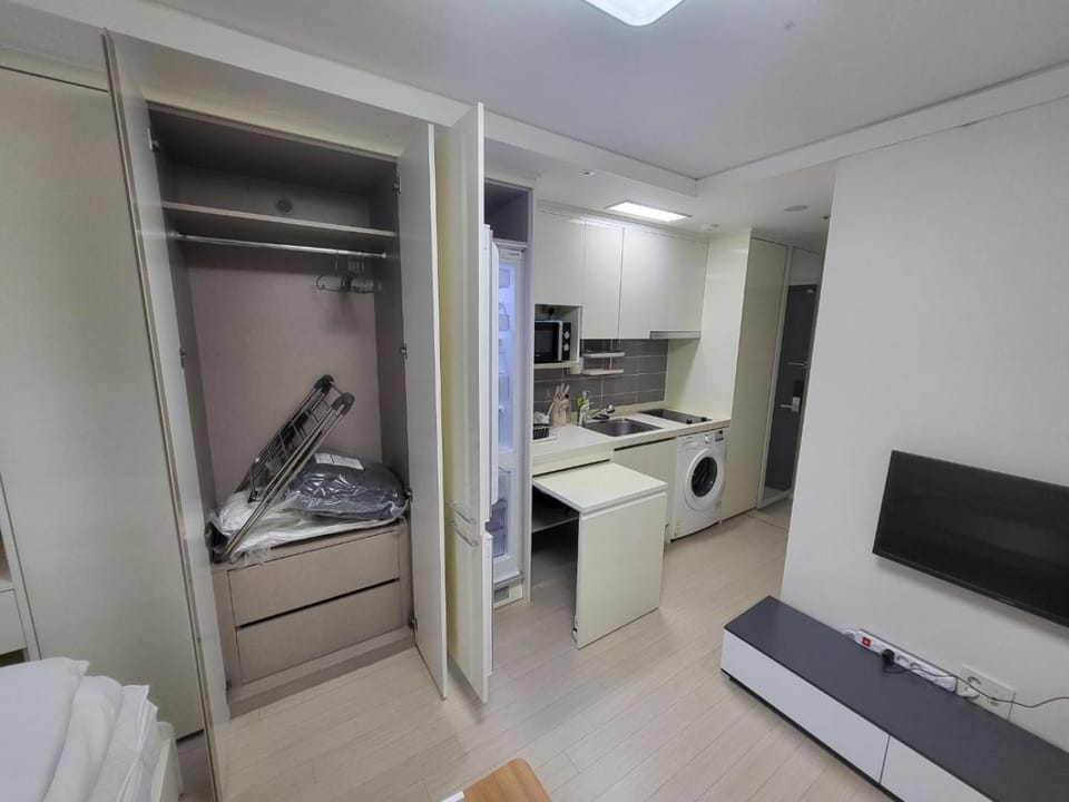 1-2516 #Sinnonhyeon Stn Exit 9, 1-min #Gangnam Stn, 5-min #OTT #Concierge Gangnam Managed Apartment in Seoul