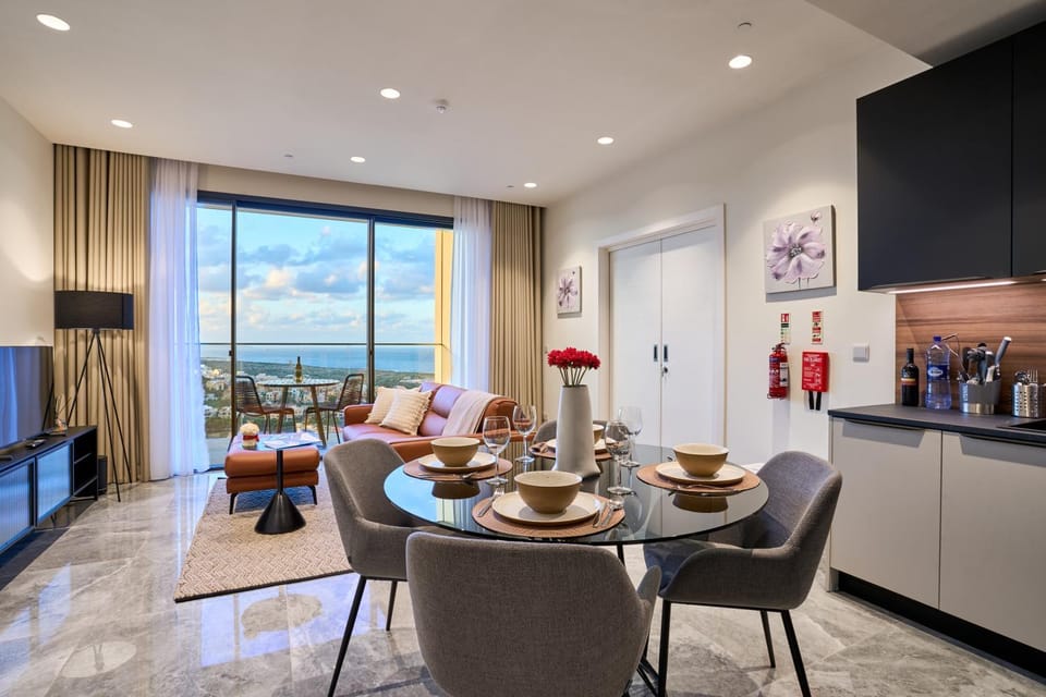 Kitchen or kitchenette, Living room, Seating area, Dining area