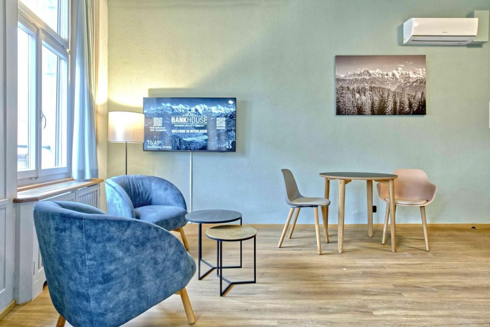 TV and multimedia, Living room, Seating area, air conditioner