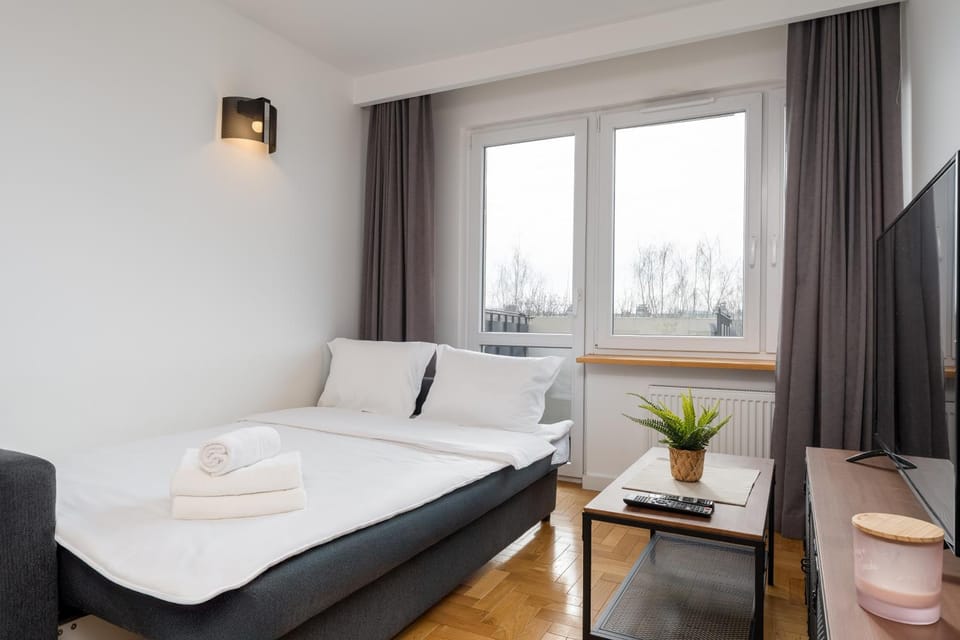 Bed, TV and multimedia, Living room, Photo of the whole room, Seating area, Bedroom, towels