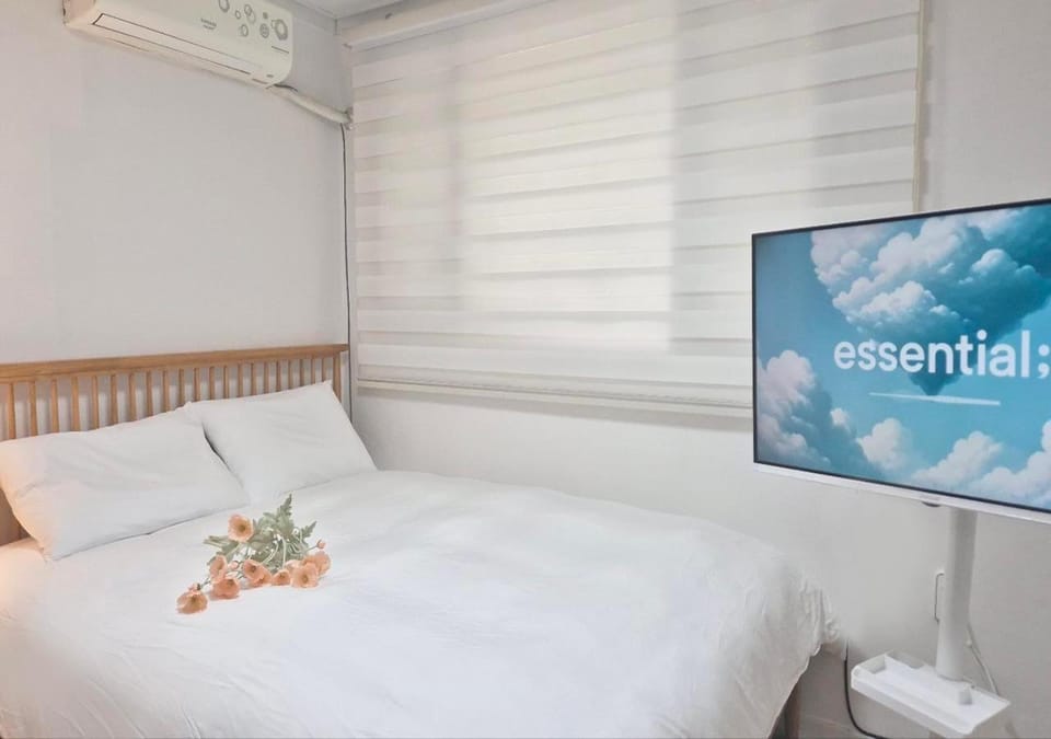 TV and multimedia, Photo of the whole room, Text overlay