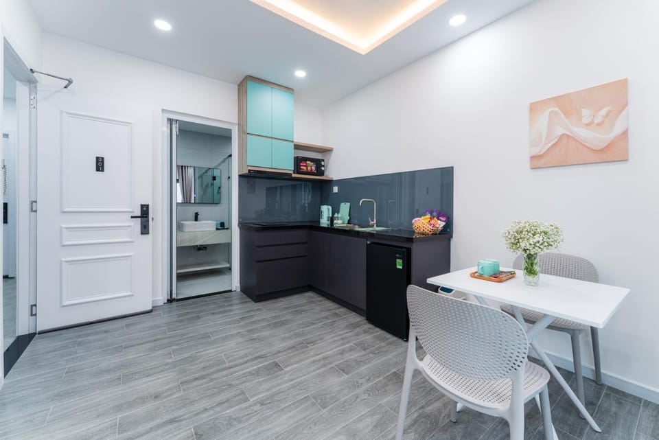 Kitchen or kitchenette, Dining area, minibar, stove
