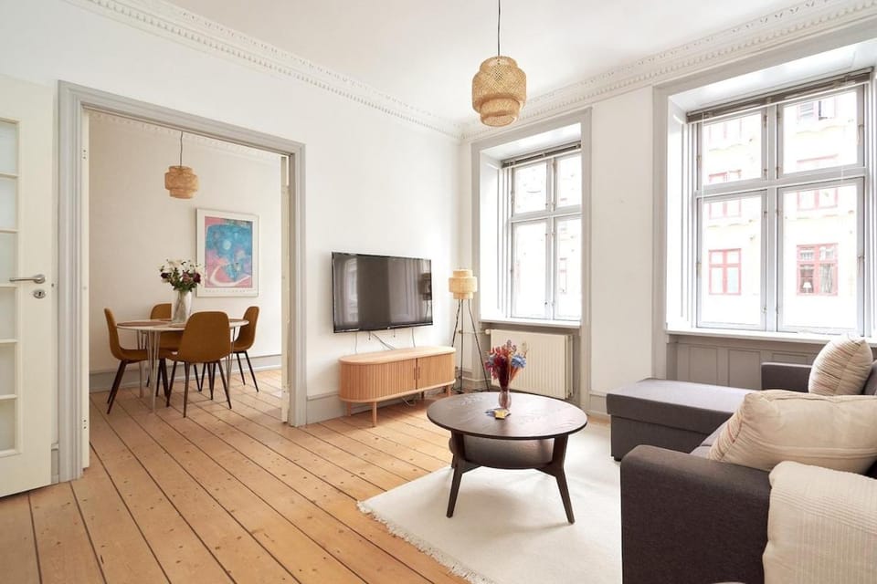 TV and multimedia, Living room, Seating area, Evening entertainment