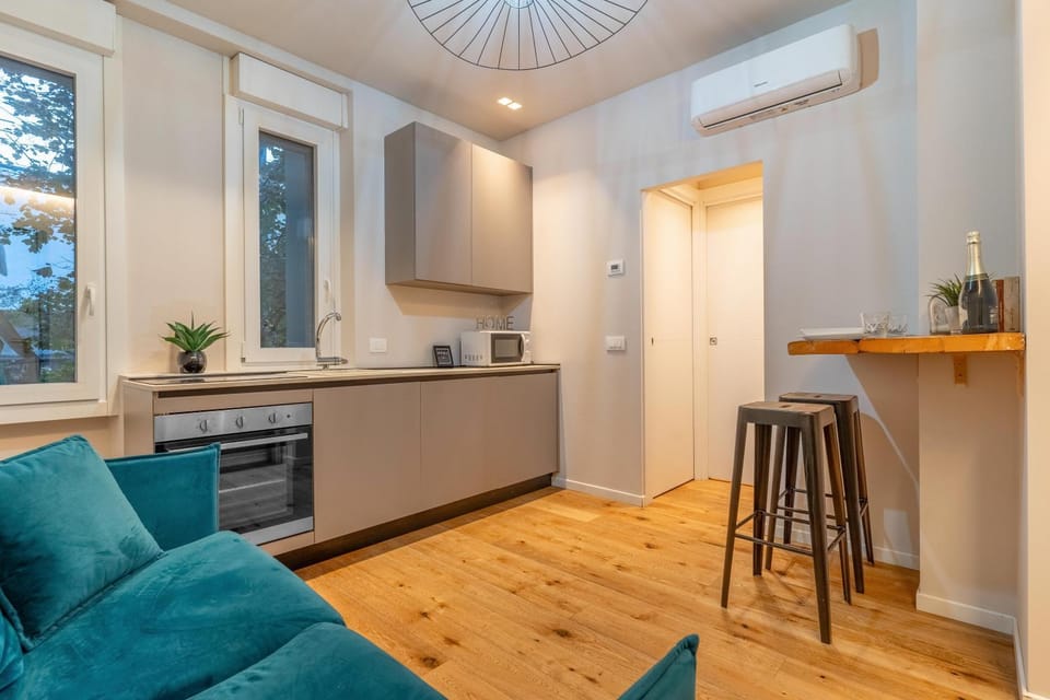 Kitchen or kitchenette, Living room, Seating area, Dining area, oven, stove