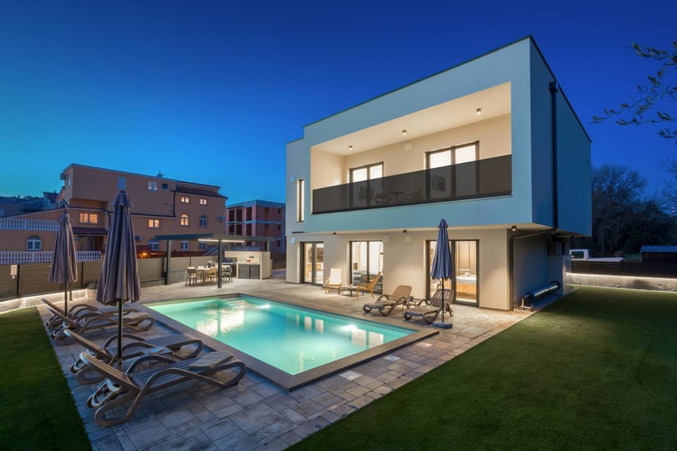 Property building, Swimming pool