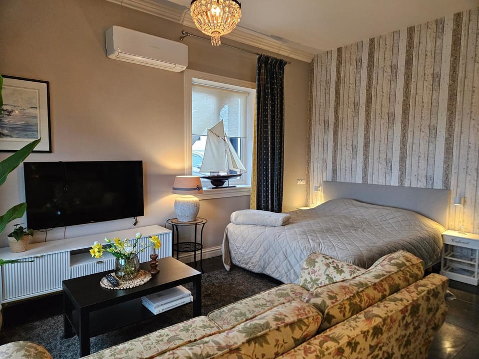 TV and multimedia, Photo of the whole room, air conditioner