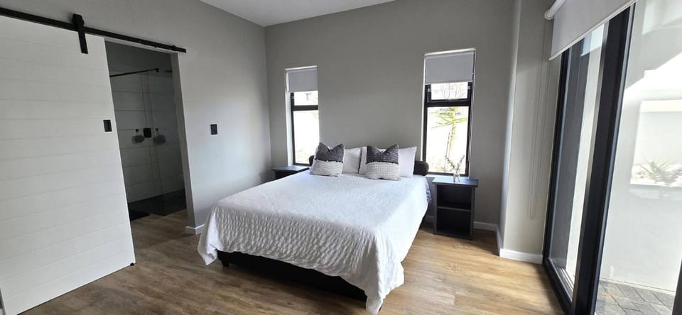 Seaside Retreat in Langebaan with Hot Tub and BBQ House in Western Cape