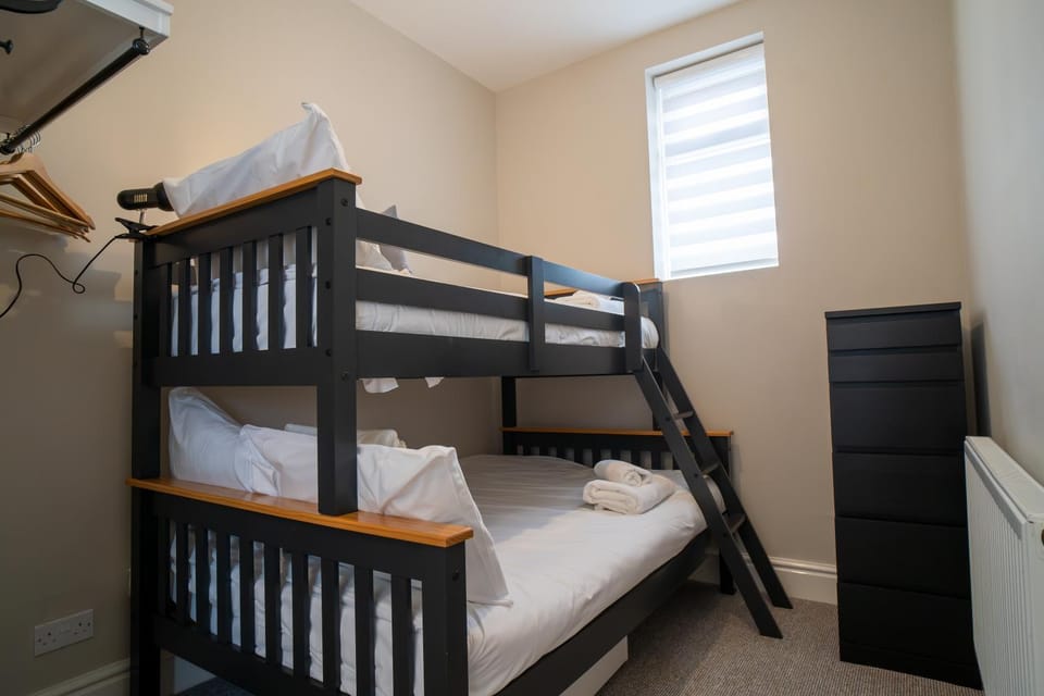 Bedroom, bunk bed