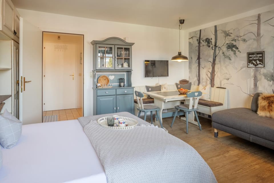 TV and multimedia, Living room, Photo of the whole room, Seating area, Dining area