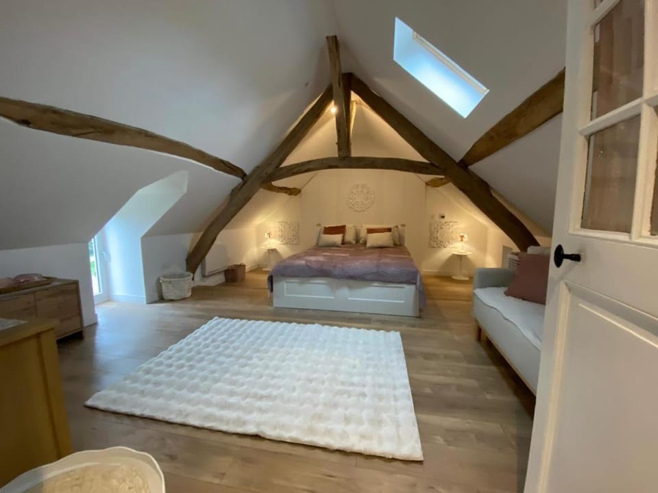 Photo of the whole room, Bedroom