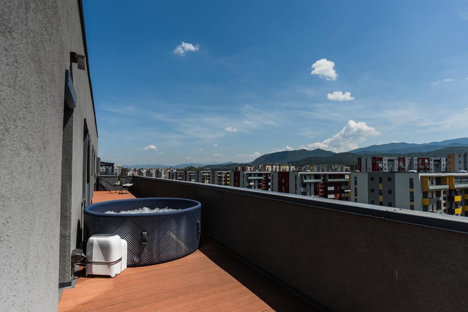 Skylark - Melbourne Penthouse with Jacuzzi & View Apartment in Brasov