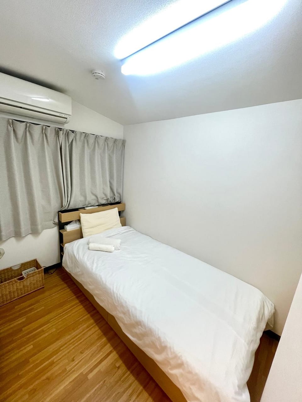 Bed, Photo of the whole room, Bedroom, air conditioner