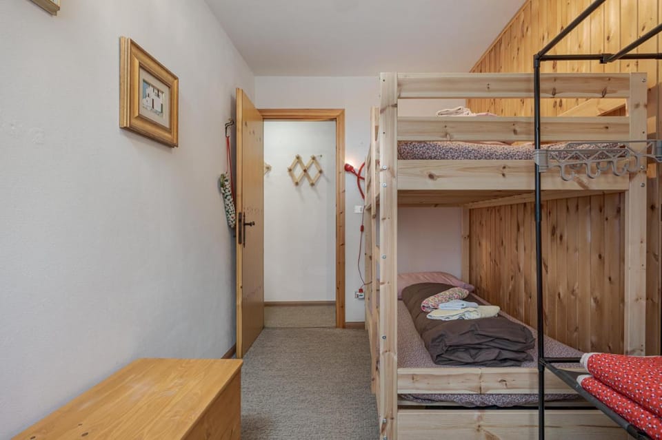 Bedroom, bunk bed