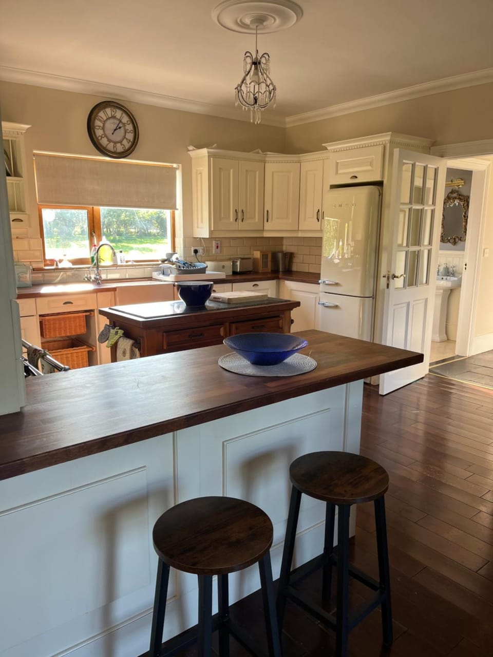 Coffee/tea facilities, Kitchen or kitchenette, dishwasher, microwave, oven, stove