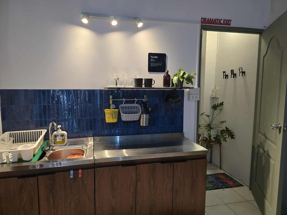 Kitchen or kitchenette, minibar, stove