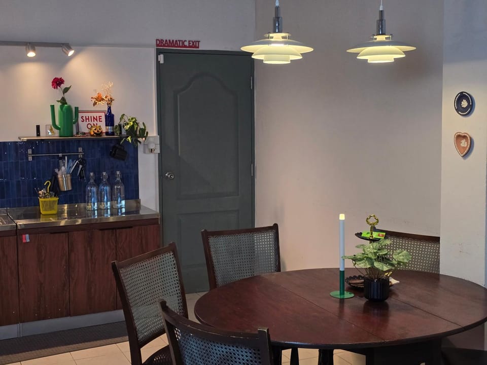 Kitchen or kitchenette, Living room, Seating area, Dining area