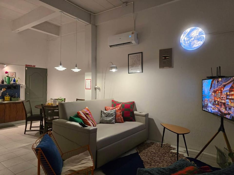Communal lounge/ TV room, TV and multimedia, Living room, Seating area, Evening entertainment, air conditioner