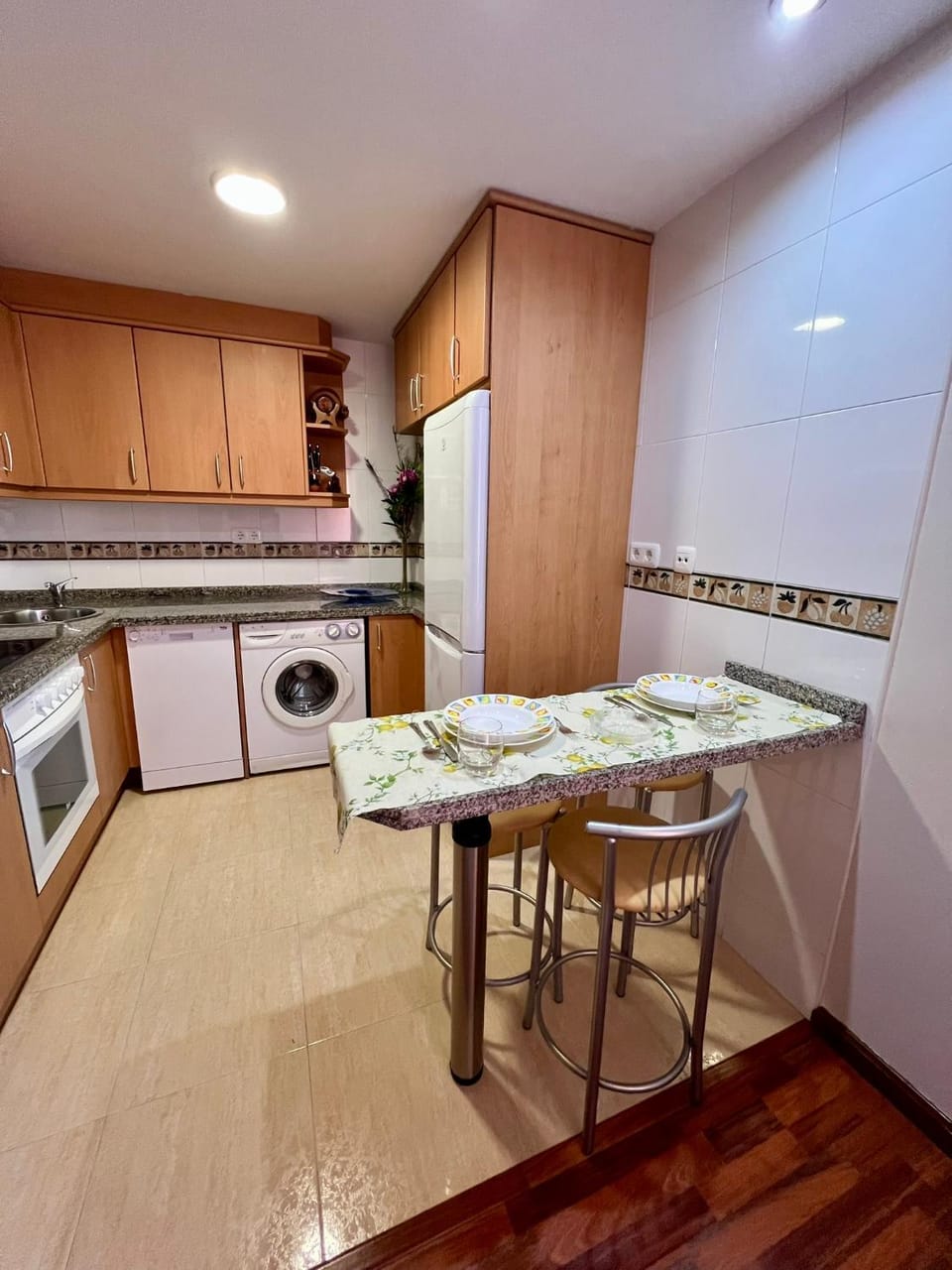 Kitchen or kitchenette, Dining area